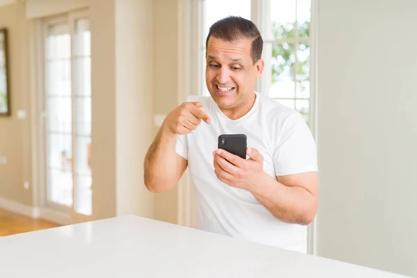Hombre Mediana Edad Utilizando Teléfono Inteligente Casa Muy Feliz Señalando —  Fotos de Stock