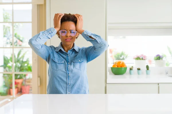 Joven Mujer Afroamericana Hermosa Con Gafas Que Sufren Dolor Cabeza — Foto de Stock