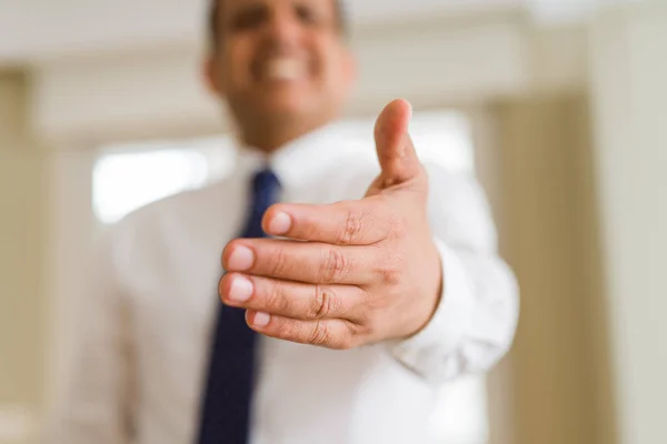 Närbild av affärsman lämna hand, möteskoncept — Stockfoto