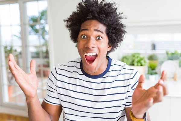 Afrikansk Amerikansk Man Bär Ränder Shirt Firar Galen Och Förvånad — Stockfoto