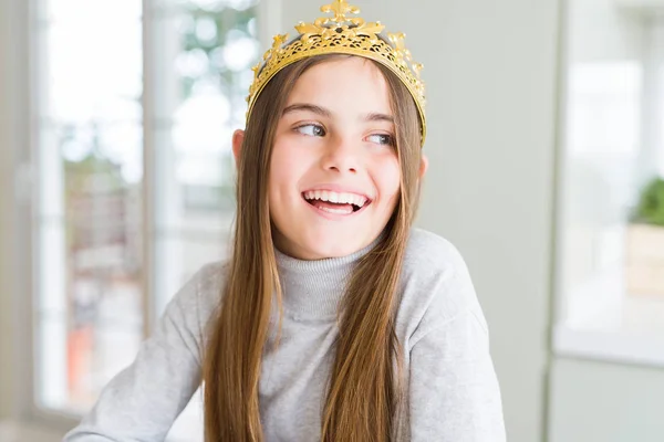 Schönes Junges Mädchen Mit Goldener Krone Als Märchenprinzessin Die Mit — Stockfoto