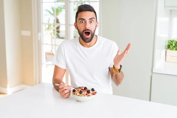 Hombre Hispano Guapo Desayunando Sano Por Mañana Casa Muy Feliz — Foto de Stock