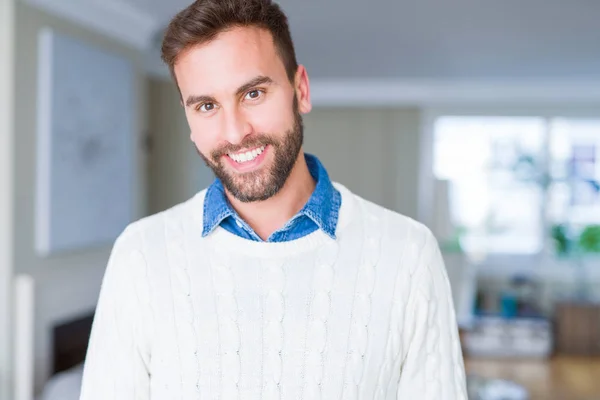 Schöner Mann Der Positiv Die Kamera Lächelt — Stockfoto