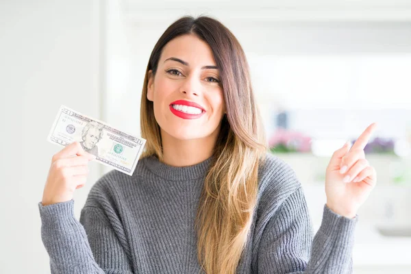 Молода Красива Жінка Тримає Банкноту Вдома Доларів Дуже Щаслива Вказуючи — стокове фото