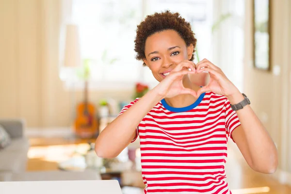 Jovem Mulher Americana Africana Bonita Casa Sorrindo Amor Mostrando Símbolo — Fotografia de Stock
