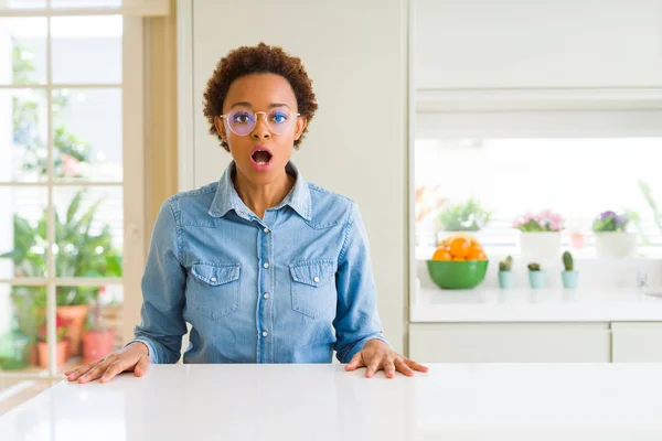 Jeune Belle Femme Afro Américaine Portant Des Lunettes Effrayées Choquées — Photo