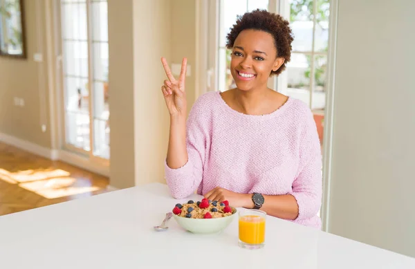 Mladá Afro Americká Žena Která Ráno Zdravou Snídani Doma Usmívá — Stock fotografie