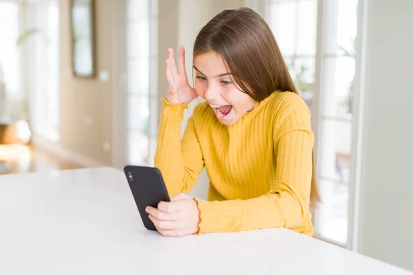 Menina Bonita Criança Enviando Uma Mensagem Usando Smartphone Muito Feliz — Fotografia de Stock