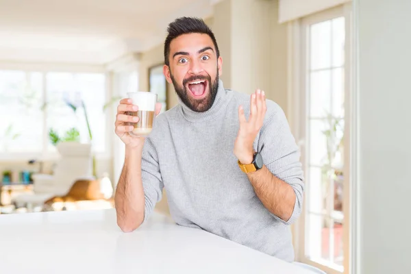 Hombre Hispano Guapo Bebiendo Una Taza Café Muy Feliz Emocionado — Foto de Stock