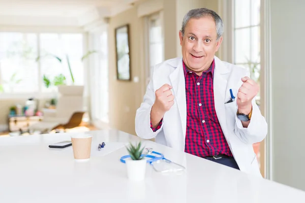 Przystojny Starszy Lekarz Człowiek Nosi Płaszcz Medyczny Klinice Obchodzi Zaskoczony — Zdjęcie stockowe