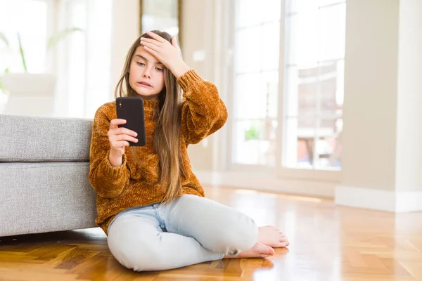 Menina Bonita Criança Enviando Uma Mensagem Usando Smartphone Estressado Com — Fotografia de Stock