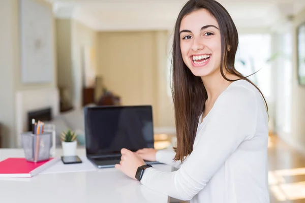 Joven hermosa mujer sonriendo usando computadora portátil con un espacio en blanco — Foto de Stock