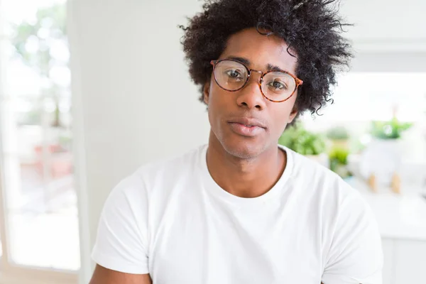 Афроамериканець Людиною Окулярах Relaxed Серйозний Вираз Обличчя Простий Природні Схрещеними — стокове фото