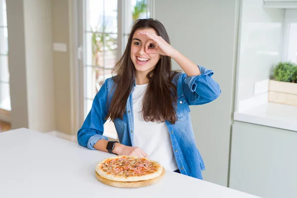 Güzel Genç Kadın Mutfakta Yapımı Lezzetli Pizza Yeme Gülümseyerek Jest — Stok fotoğraf