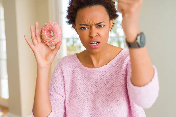 Ung Afrikansk Amerikansk Kvinna Äter Rosa Socker Donut Irriterade Och — Stockfoto