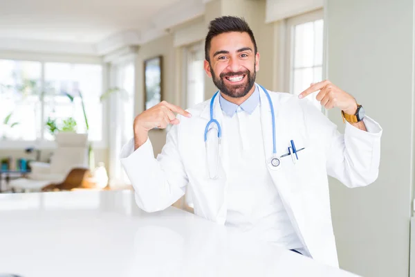 Knappe Spaanse Doctor Man Draagt Stethoscoop Kliniek Zoek Naar Vertrouwen — Stockfoto