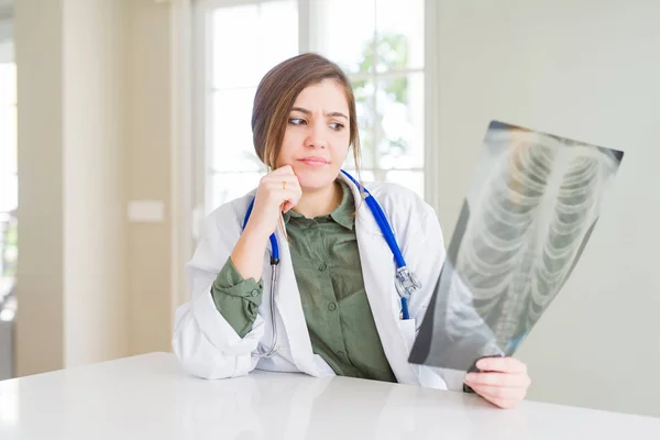 Mooie Jonge Dokter Vrouw Kijkt Naar Borst Radiografie Ernstig Gezicht — Stockfoto