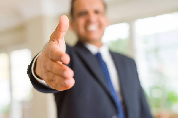 Close up of business man handing hand, conceito de reunião — Fotografia de Stock