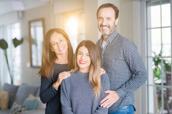 Vackra familj grupp. Mor, far och dotter leende en — Stockfoto