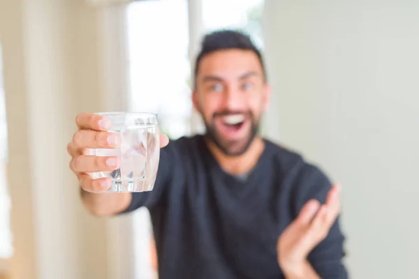 Hombre Hispano Guapo Bebiendo Vaso Agua Fresca Muy Feliz Emocionado — Foto de Stock