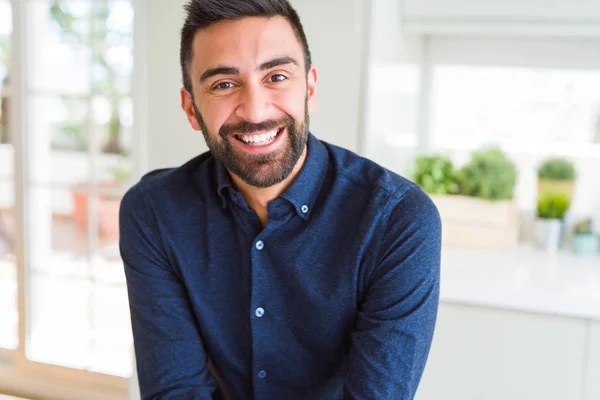 Bonito homem sorrindo alegre com um grande sorriso na cara mostrando t — Fotografia de Stock