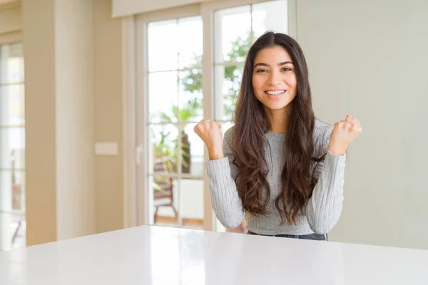 Junge Schöne Frau Hause Feiert Überrascht Und Erstaunt Für Den — Stockfoto