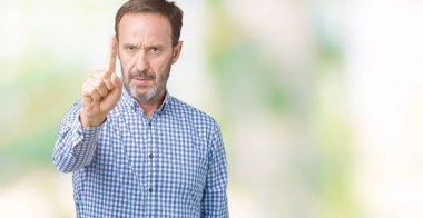 Yakışıklı orta yaş zarif komuta sizde izole üzerinde arka plan işaret parmağını ve kızgın ifade ile