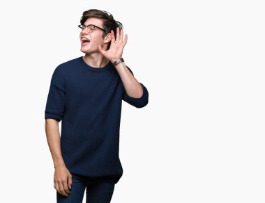 Bir işitme söylenti ya da dedikodu için dinleme kulak üzerinde el ile gülümseyen izole arka plan üzerinde gözlük takan yakışıklı delikanlı. Sağırlık kavramı.