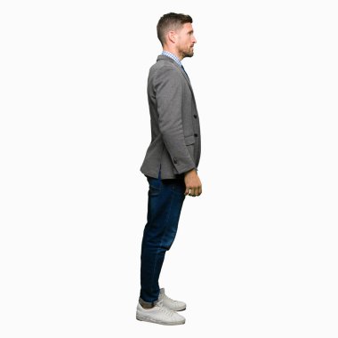 Takım elbise ve kravat tarafına, seyir giymiş yakışıklı iş adamı dinlenmek doğal yüz emin gülümseme ile pozuyla profili.