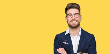 Genç yakışıklı iş adamı ile gülümseyen bardakları mutlu yüz giyen silah kameraya bakarak geçti. Olumlu bir kişi.