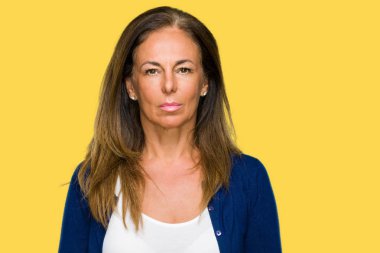 Yüzünde ciddi bir ifade ile izole arka plan güzel orta yaş rahat yetişkin kadın. Basit ve doğal kameraya bakıyor.