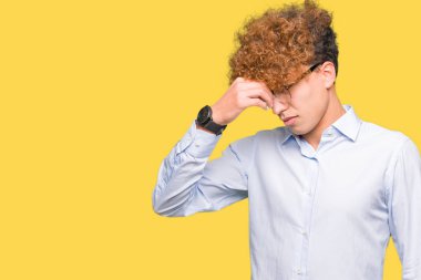 Genç yakışıklı iş adamı ile burun ve göz yorgunluğu ve baş ağrısı duygu sürtünme yorgun gözlüklü afro. Stres ve hayal kırıklığı kavramı.