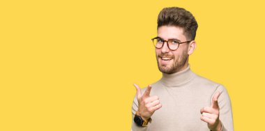 Fotoğraf makinesi ile mutlu ve komik yüz için parmakları işaret gözlüklü genç yakışıklı iş adamı. İyi enerji ve vibes.