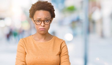 İzole arka plan şüpheci ve sinir, papatyanın üzgün üzerinde sorunu nedeniyle gözlüklü genç güzel Afrikalı-Amerikalı kadın. Negatif kişi.