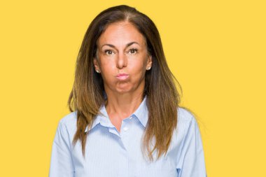 Güzel orta yaş iş komik surat ile yanakları şişirme izole arka plan yetişkin kadın. Ağız ile hava, deli ifade şişirilmiş.