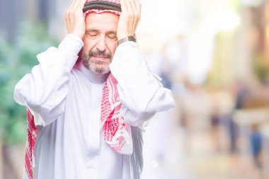 Keffiyeh çünkü umutsuz ve stresli baş ağrısı acı izole arka plan üzerinde giyen üst düzey Arap adam ağrı ve migren. Ellerini kafasına.