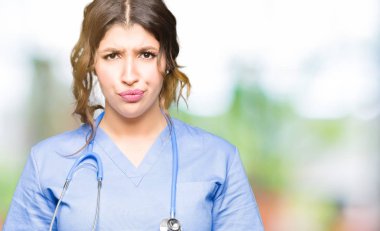 Genç Yetişkin doktor kadın Tıbbi üniforma depresif giyen ve sıkıntı için endişe, ağlayan öfkeli ve korkuyor. Üzücü ifade.
