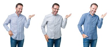 Yakışıklı üst düzey iş adamı neşeli sunulması ve kameraya bakarak avucunun ile işaret gülümseyen izole beyaz zemin üzerine kolaj.