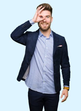 Gülümseyen, parmakları ile mutlu yüz üzerinden seyir göz el ile ok jest yapan genç yakışıklı bussines erkek.