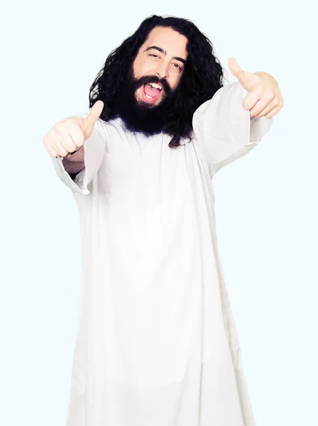 Man Draagt Jezus Christus Kostuum Goedkeuring Doen Positieve Gebaar Met — Stockfoto