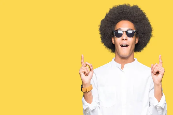 Jovem Afro Americano Com Cabelo Afro Vestindo Óculos Sol Espantado — Fotografia de Stock