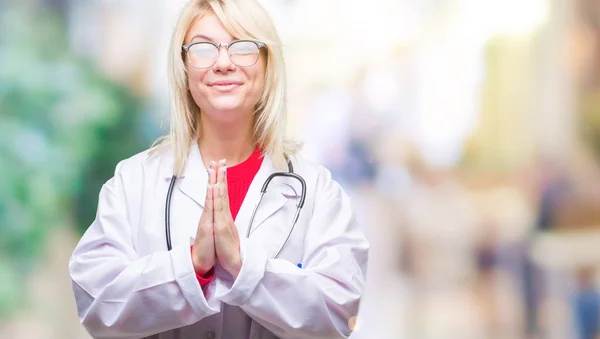 Jovem Bela Mulher Médica Loira Vestindo Uniforme Médico Sobre Fundo — Fotografia de Stock