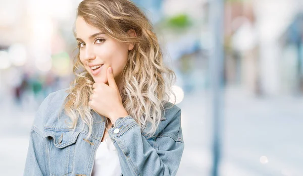 Wanita Pirang Muda Yang Cantik Mengenakan Jaket Denim Atas Latar — Stok Foto