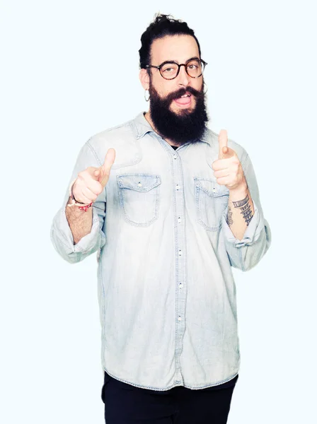 Homem Jovem Hipster Com Cabelos Longos Barba Usando Óculos Apontando — Fotografia de Stock