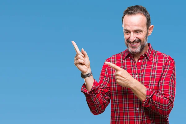 笑顔で側に つの手と指で指しているカメラを見て孤立の背景に中年白髪の年配の男性 — ストック写真