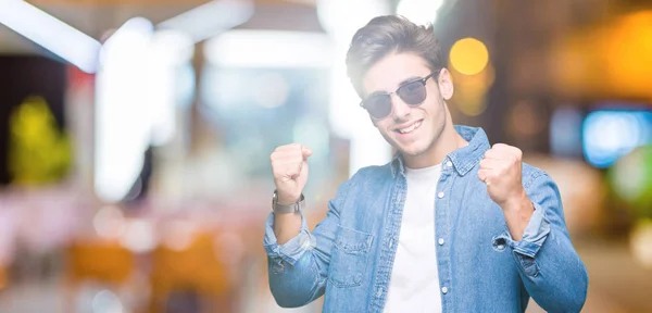 Joven Hombre Guapo Con Gafas Sol Sobre Fondo Aislado Celebrando — Foto de Stock