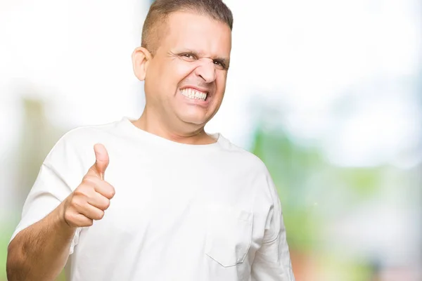 Media Edad Árabe Hombre Wearig Camiseta Blanca Sobre Fondo Aislado — Foto de Stock