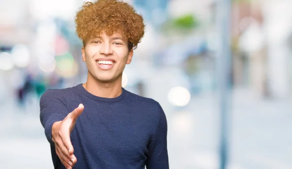 Fiatal Jóképű Ember Afro Hajú Mosolygó Baráti Kínál Kézfogás Mint — Stock Fotó