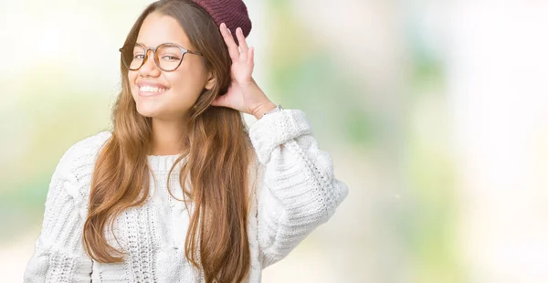 Jovem Mulher Hipster Bonita Morena Usando Óculos Chapéu Inverno Sobre — Fotografia de Stock