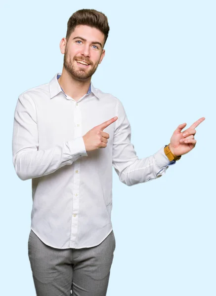 Jeune Homme Affaires Beau Sourire Regarder Caméra Pointant Avec Deux — Photo